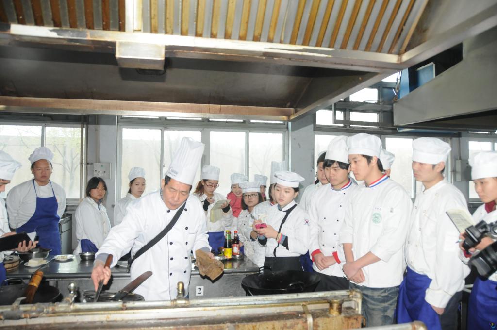 韩国学生在银河yh8858com学习中餐烹饪